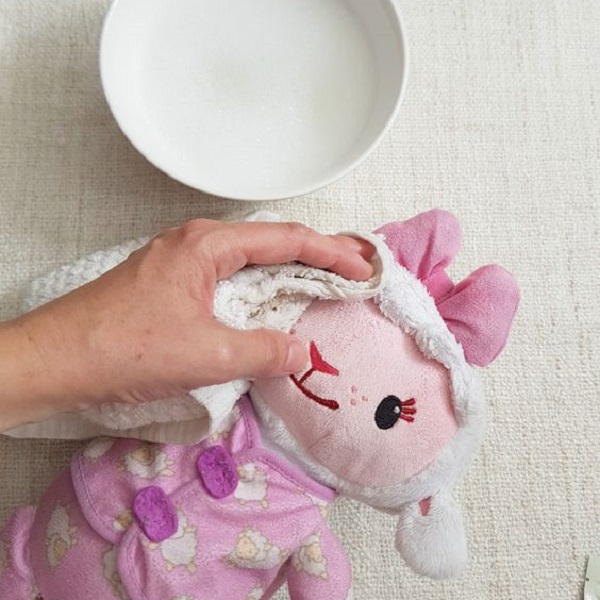 Discover easy steps to wash baby toys